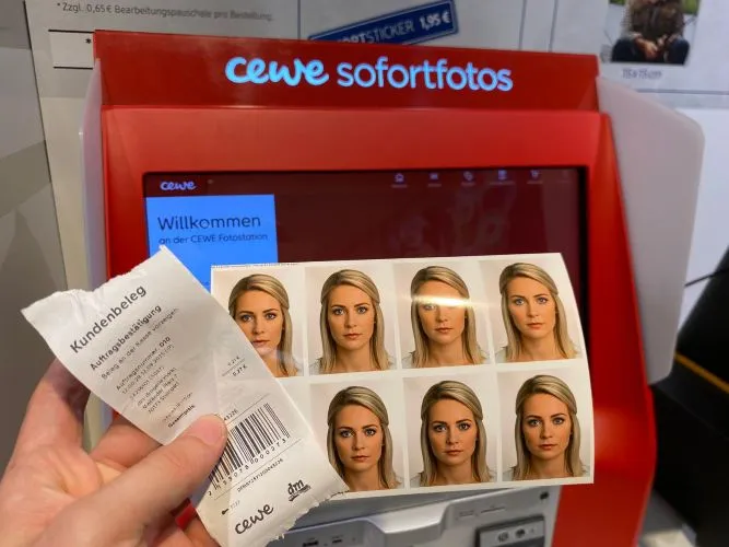 Schritt 9: Fotos abholen, Beleg nehmen und zur Kasse gehen