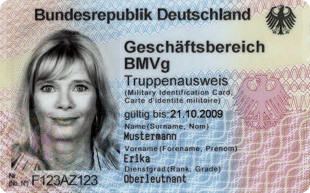Muster des elektronischen Truppenausweises der Bundeswehr mit Lichtbild, Name und Dienstgrad